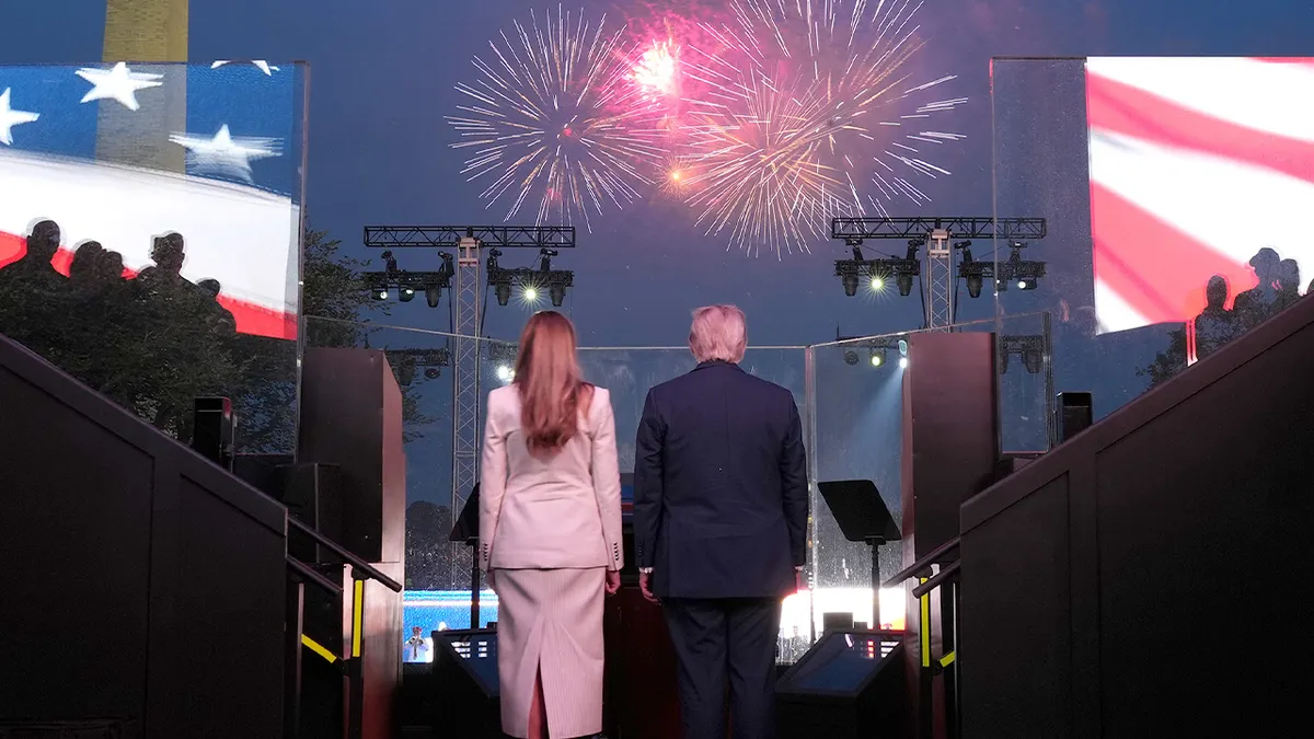 Predsjednik Donald Trump i prva dama Melania Trump gledaju vatromet u National Mallu u Washingtonu, DC