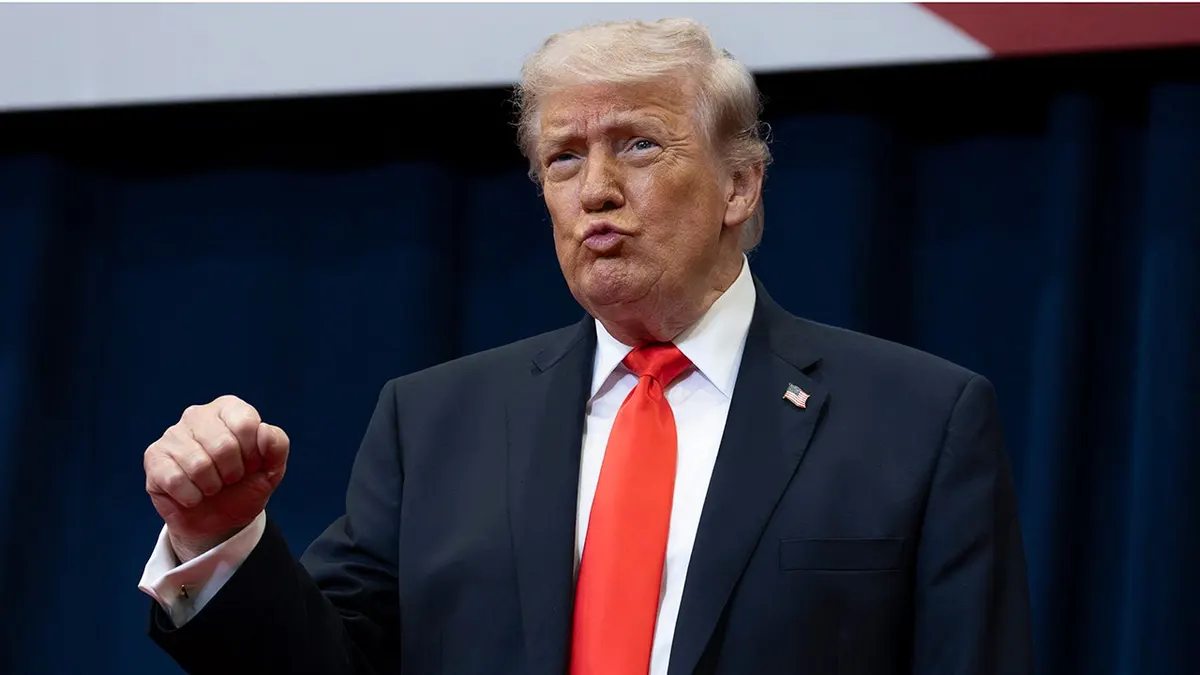 Američki predsjednik Donald Trump govori za govornicom na otvorenom u The Villages, Florida