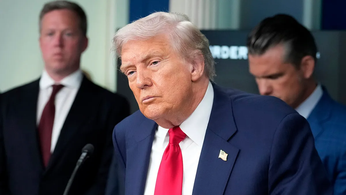 Predsjednik Donald Trump sluša pitanje novinara u Washingtonu, DC