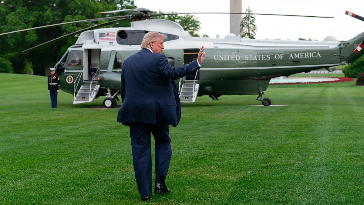 Predsjednik Donald Trump maše dok hoda prema Marine One na južnom travnjaku Bijele kuće