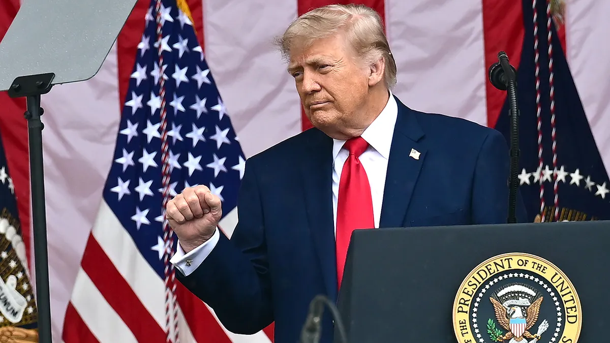 Predsjednik Sjedinjenih Država Donald J Trump gestikulira dok govori u amfiteatru Nacionalnog groblja Arlington