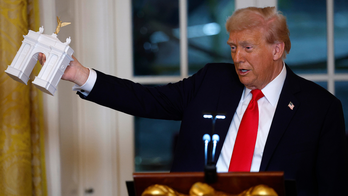Predsjednik Donald Trump drži model luka u istočnoj sobi Bijele kuće