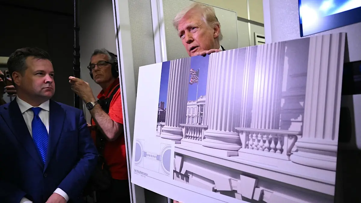 Predsjednik Donald Trump drži render dok razgovara s novinarima u zrakoplovu Air Force One