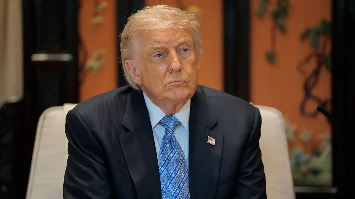 Američki predsjednik Donald Trump gleda tijekom sastanka u Pekingu