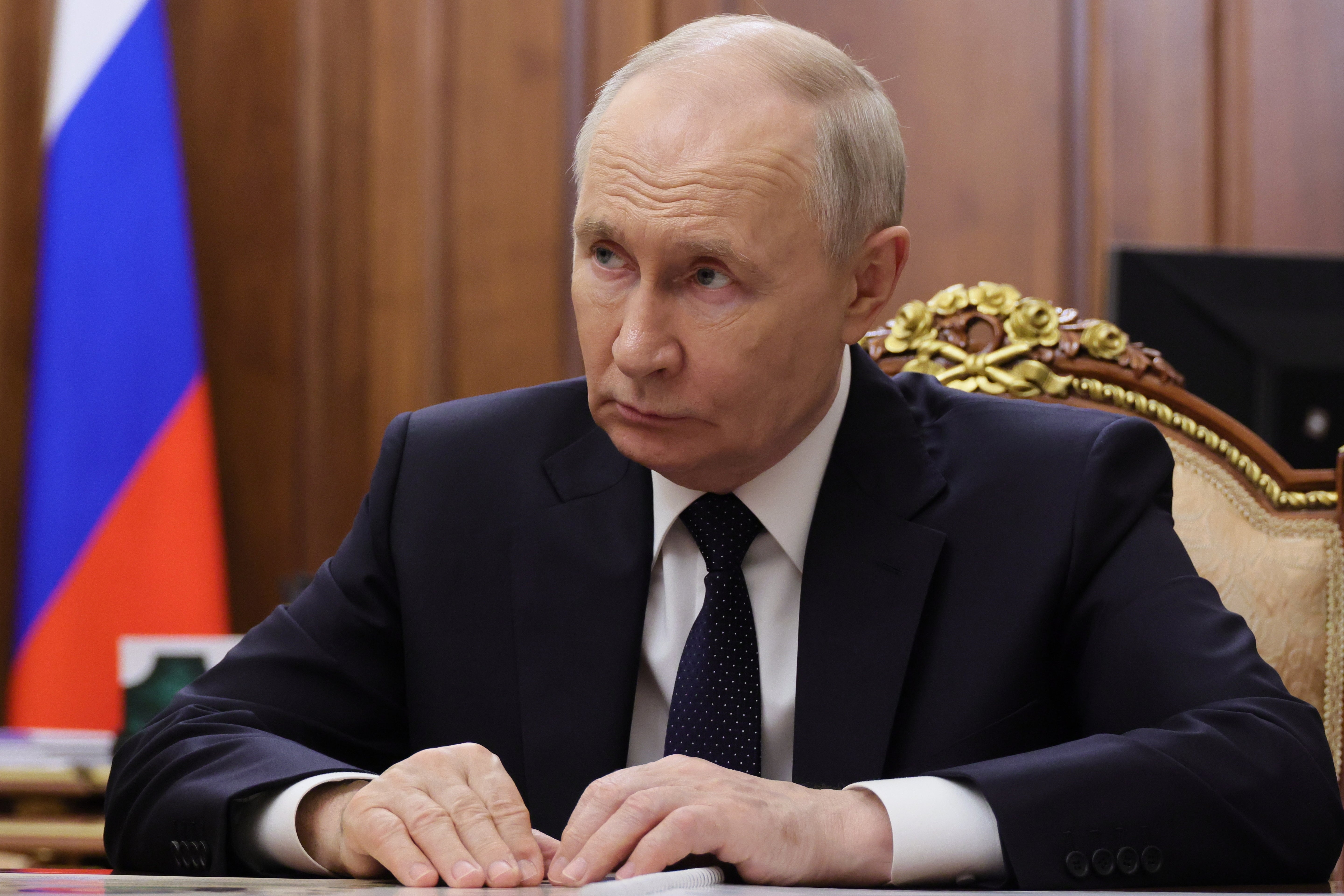 Ruski predsjednik Vladimir Putin sluša potpredsjednika vlade Dmitrija Patruševa, tijekom njihovog sastanka u Kremlju u Moskvi