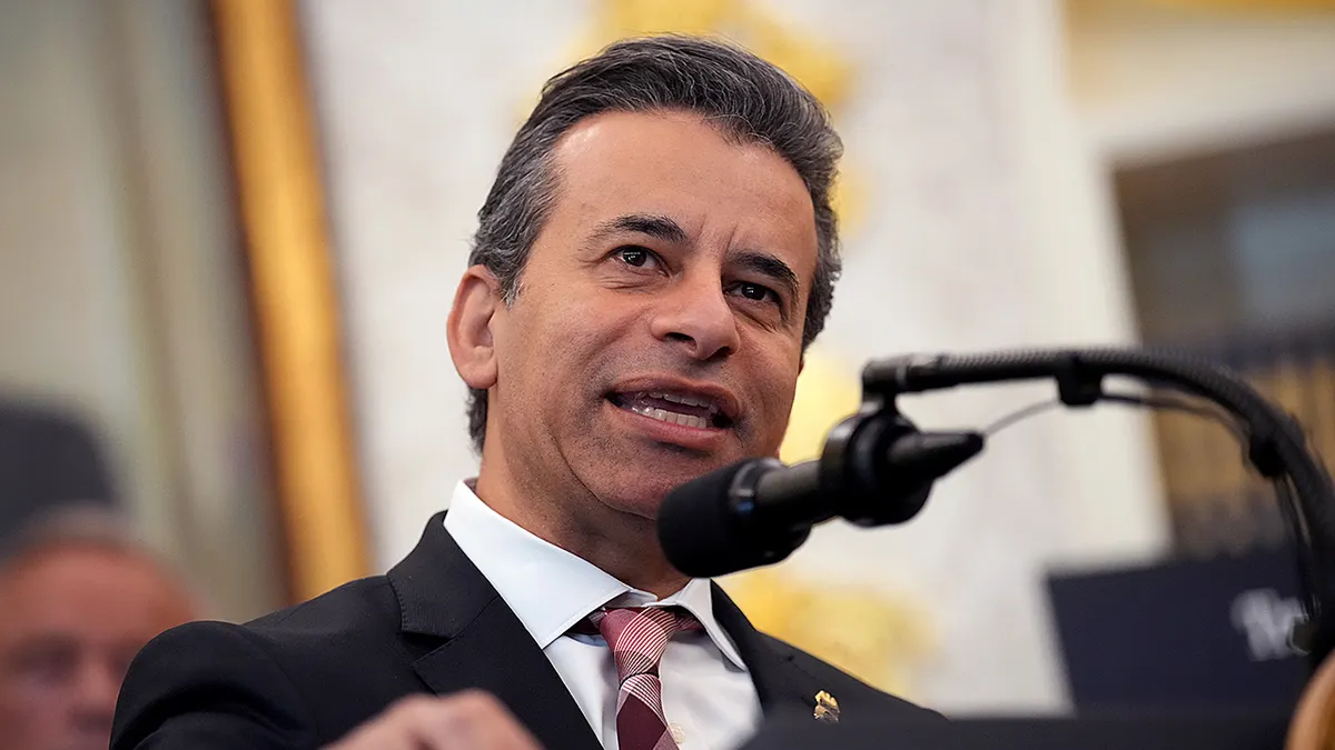 Povjerenik FDA dr. Marty Makary govori za govornicom
