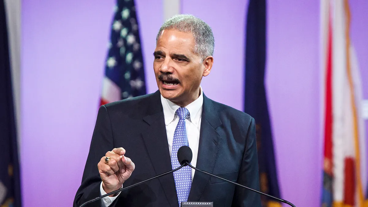 Glavni državni odvjetnik Eric Holder govori za govornicom