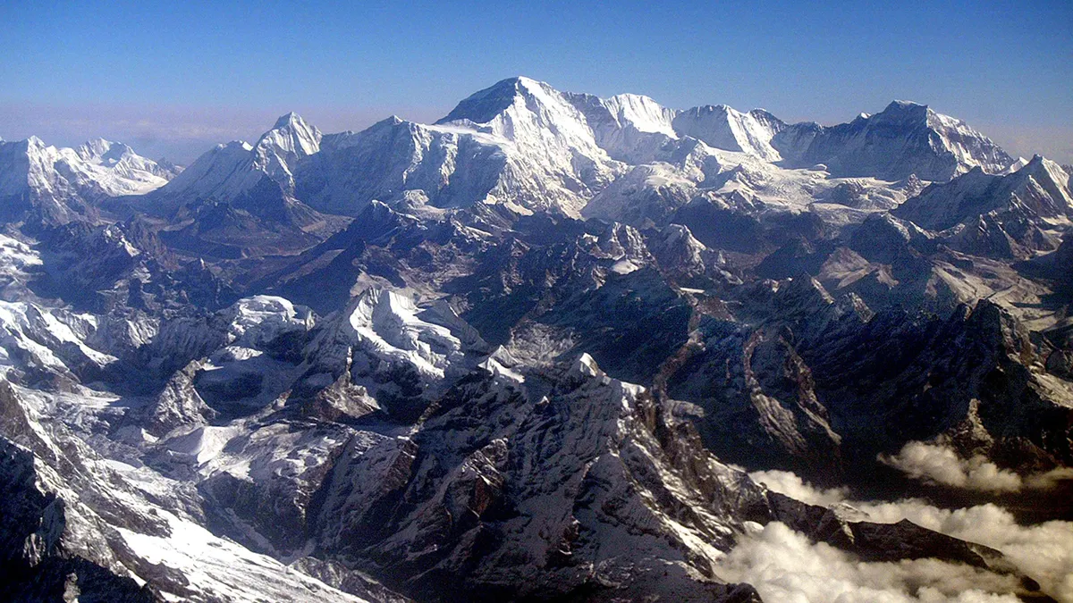 Mount Everest koji se uzdiže iznad himalajskog lanca u Nepalu