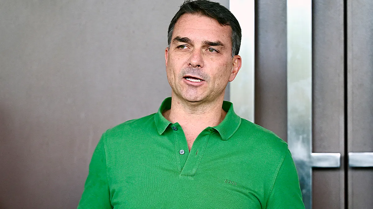 Senator Flávio Bolsonaro govori za govornicom