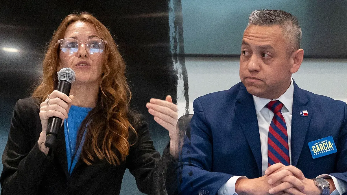 Maureen Galindo i Johnny Garcia sjede za stolom s mikrofonima tijekom foruma kandidata.