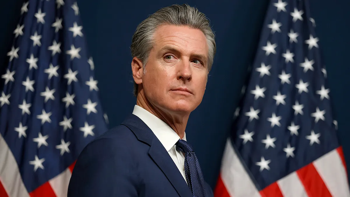 Guverner Kalifornije Gavin Newsom gleda tijekom događaja potpisivanja zakona u Sacramentu