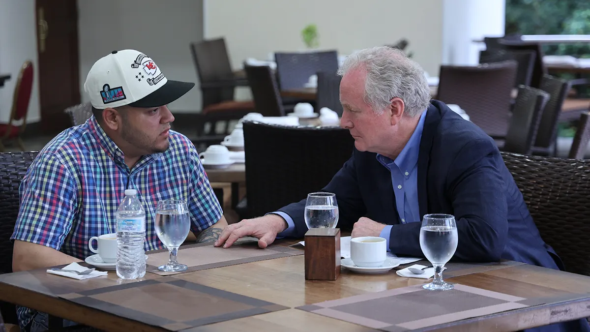 Sen. Chris Van Hollen sastao se s Kilmarom Armandom Abregom Garciom u San Salvadoru El Salvador