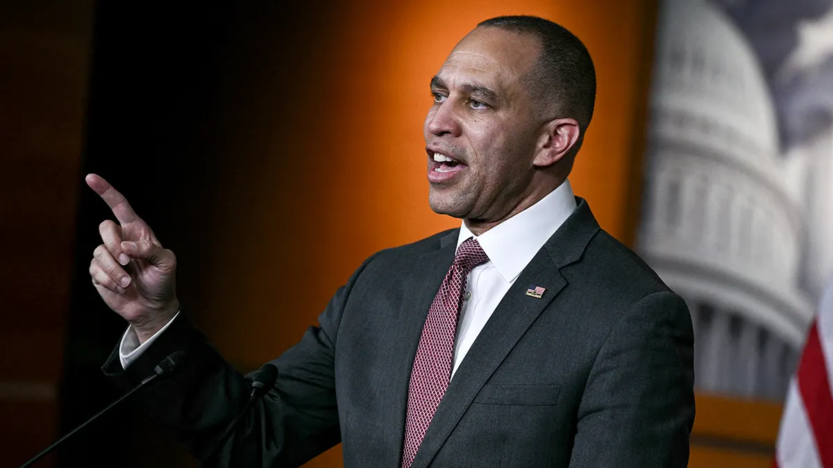 Čelnik manjine u Zastupničkom domu Hakeem Jeffries govori na konferenciji za novinare na Capitol Hillu