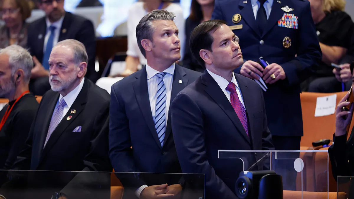 Pete Hegseth i Marco Rubio čekaju unutar Knesseta u Jeruzalemu