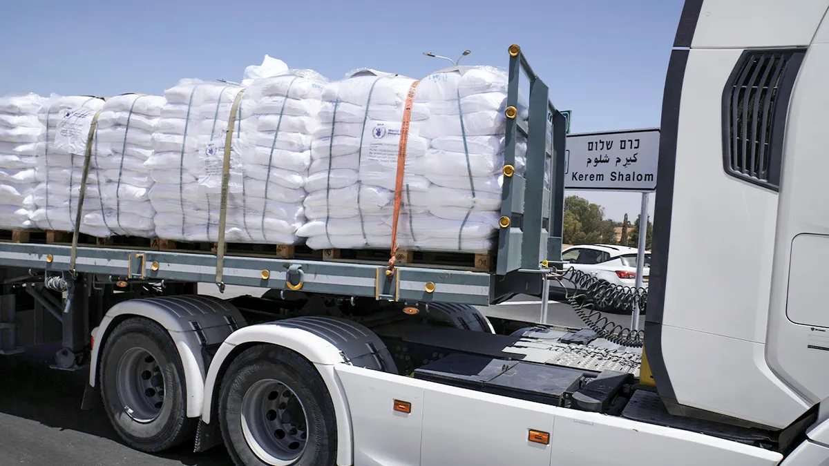 Kamion s humanitarnom pomoći vozi do prijelaza Kerem Shalom na granici Izraela i Gaze