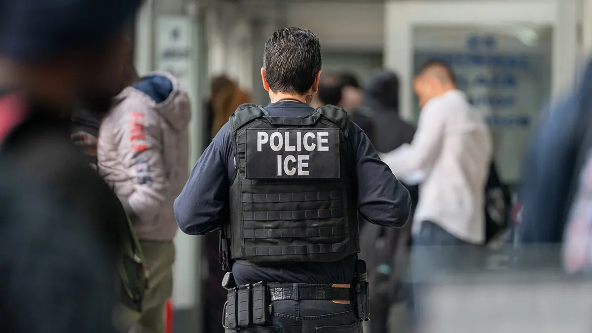 Agent ICE prati stotine tražitelja azila unutar federalne zgrade Jacoba K. Javitsa u New Yorku
