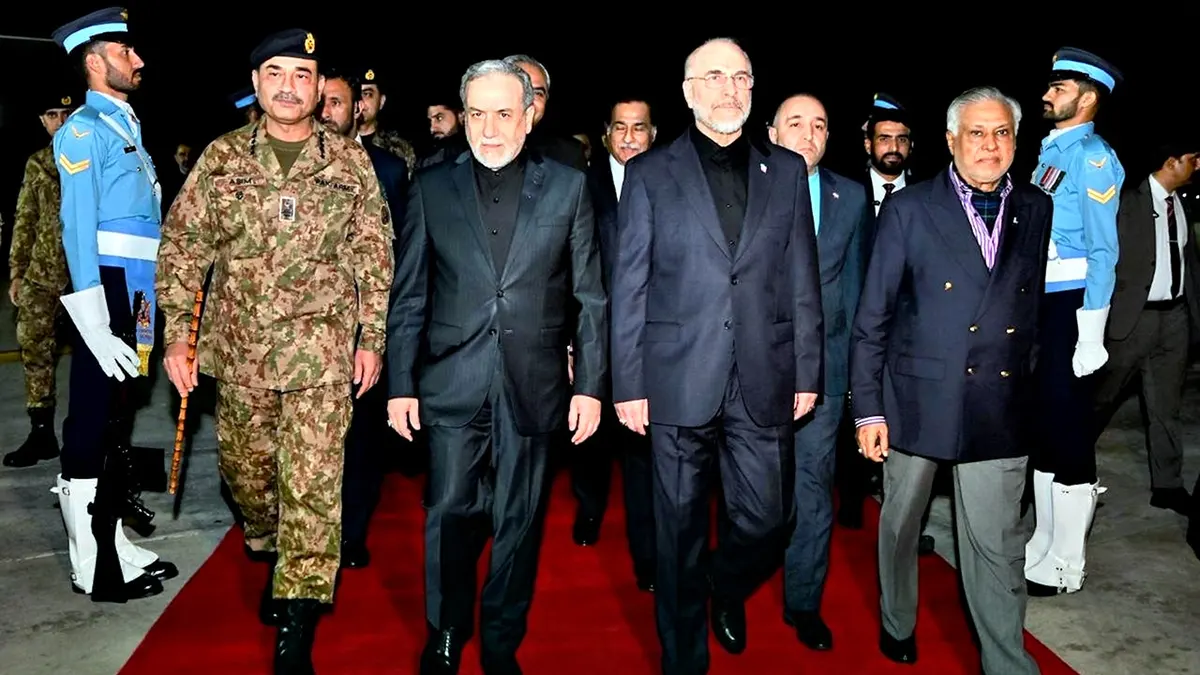 Predsjednika iranskog parlamenta Mohammada Baghera Qalibafa i ministra vanjskih poslova Abbasa Araghchija pozdravili su pakistanski ministar vanjskih poslova Ishaq Dar i glavni general feldmaršal Asim Munir u zračnoj bazi Nur Khan