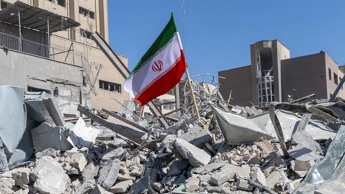 Iranska zastava na hrpi ruševina