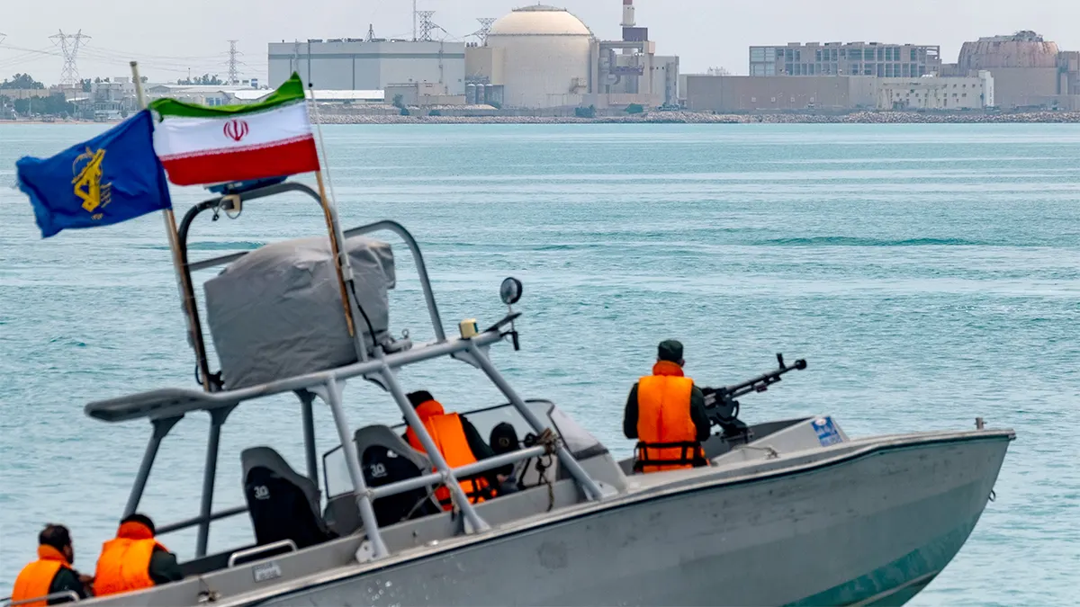 Gliser Korpusa islamske revolucionarne garde plovi Perzijskim zaljevom u blizini nuklearne elektrane Bushehr