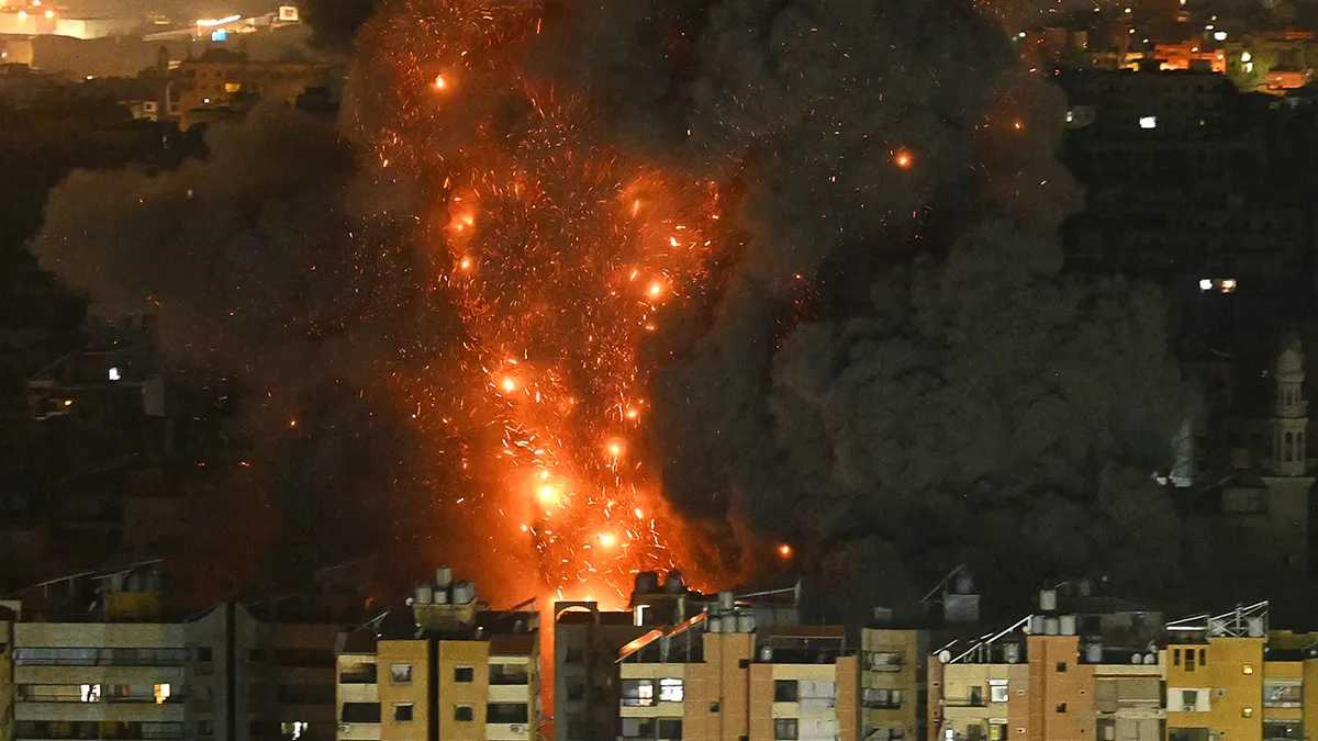 Vatrena kugla uzdiže se s mjesta izraelskog zračnog napada u južnim predgrađima Beiruta