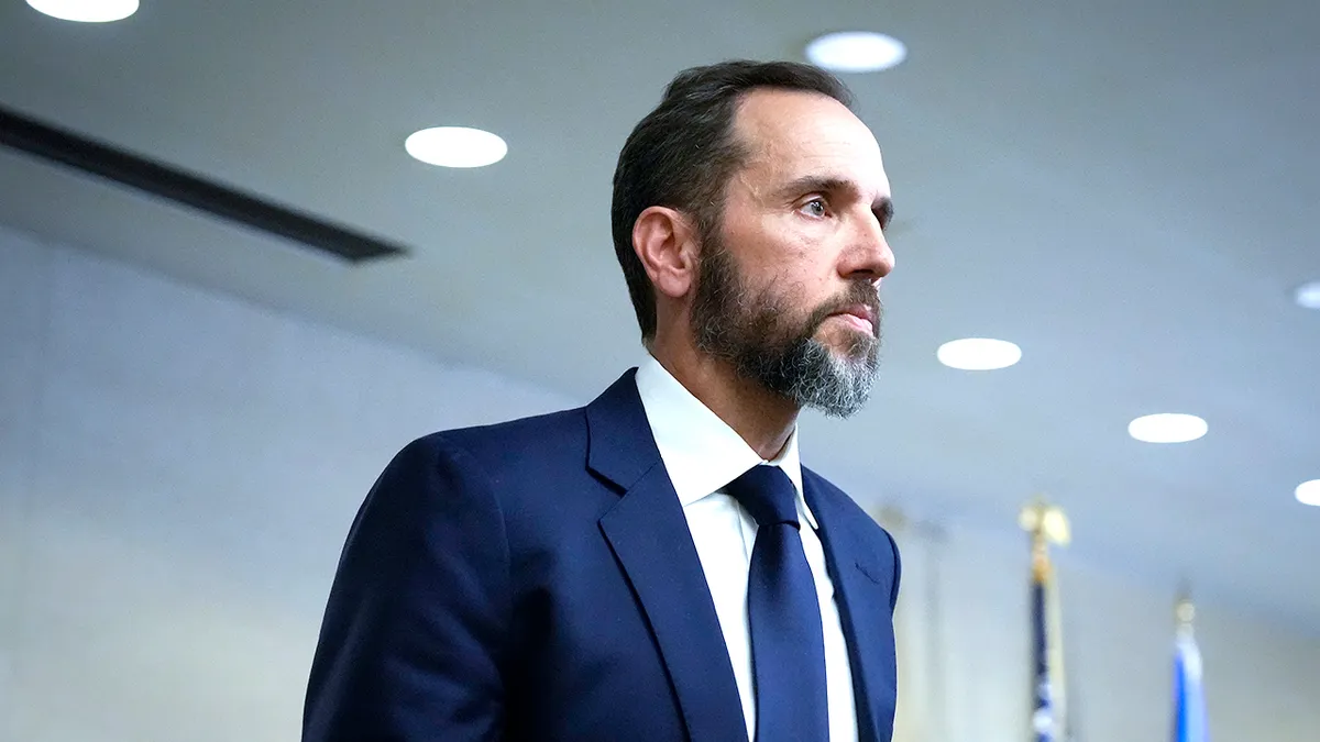 Jack Smith drži govor na podiju u Washingtonu