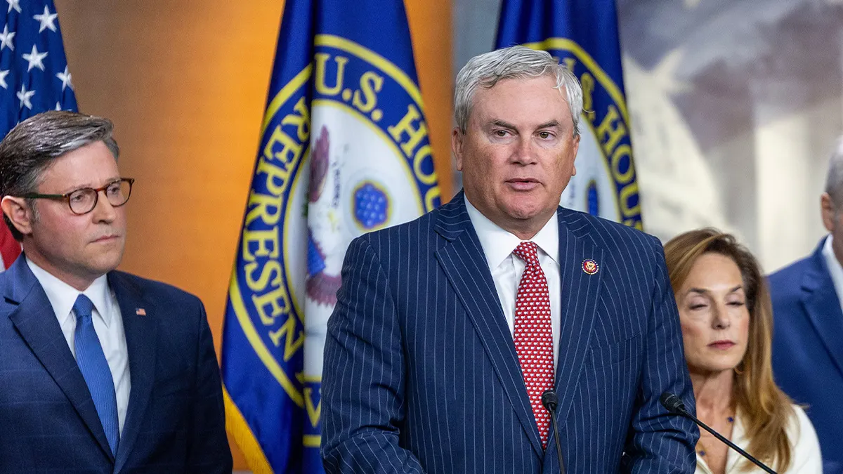 Predsjednik Odbora za nadzor Predstavničkog doma James Comer govori na konferenciji za novinare u američkom Kapitolu