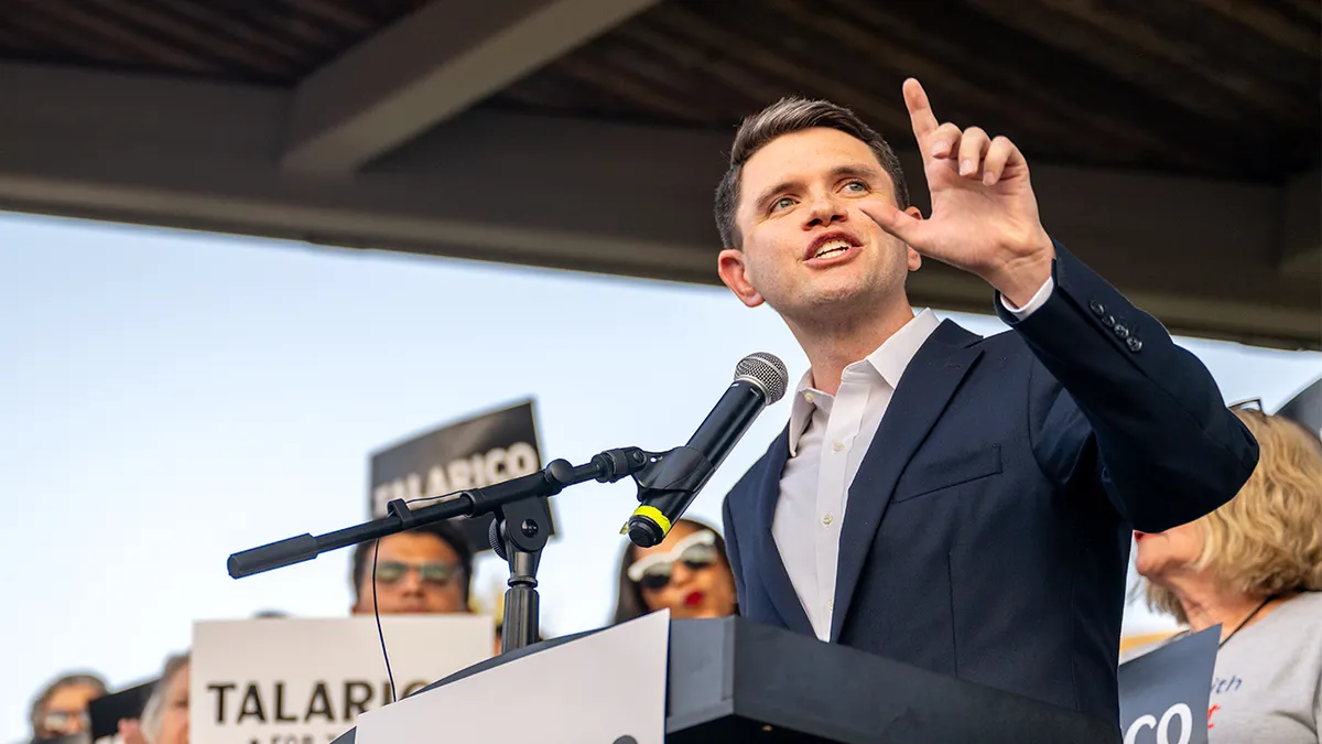 Teksaški državni zastupnik James Talarico govori na predizbornom skupu u Round Rocku u Teksasu