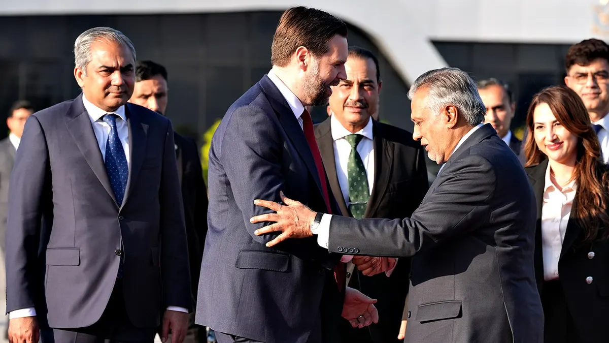 Potpredsjednik JD Vance rukuje se s pakistanskim zamjenikom premijera Mohammadom Ishaqom Darom u Islamabadu