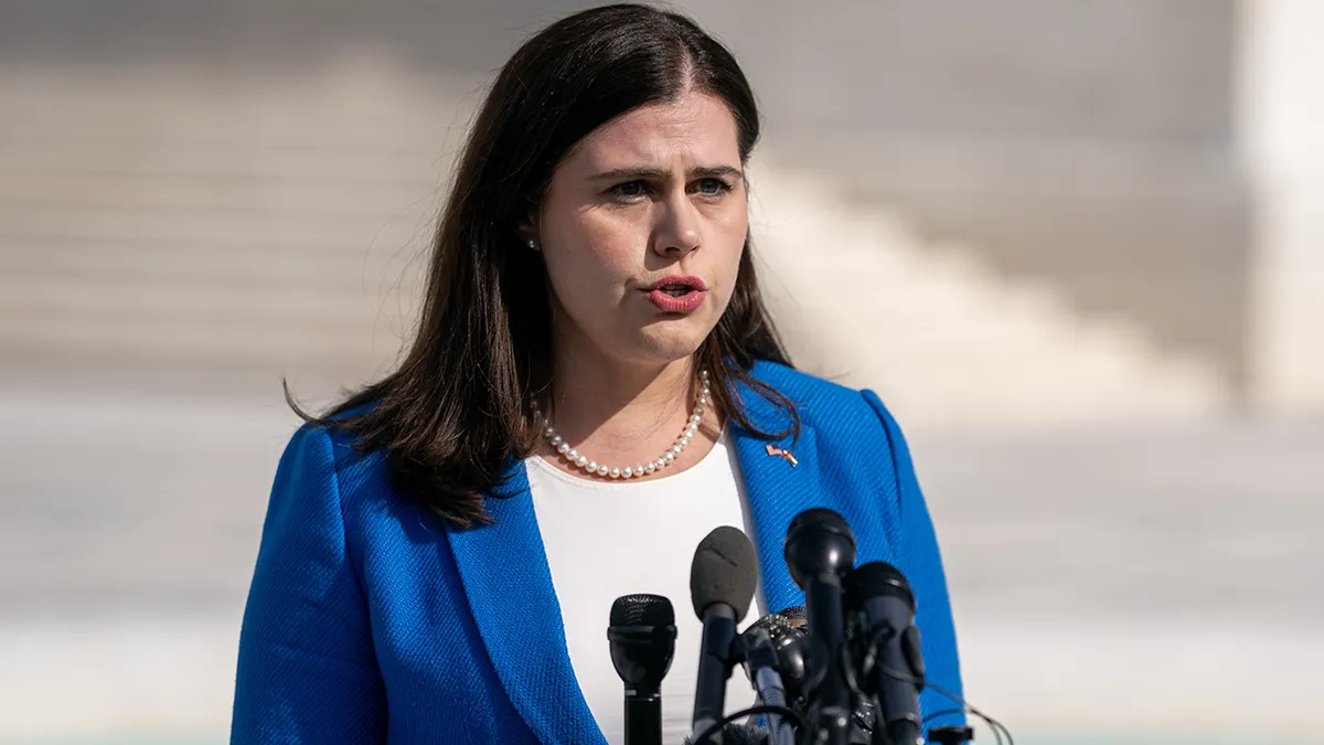 Jena Griswold u razgovoru s medijima ispred Vrhovnog suda SAD-a u Washingtonu, DC