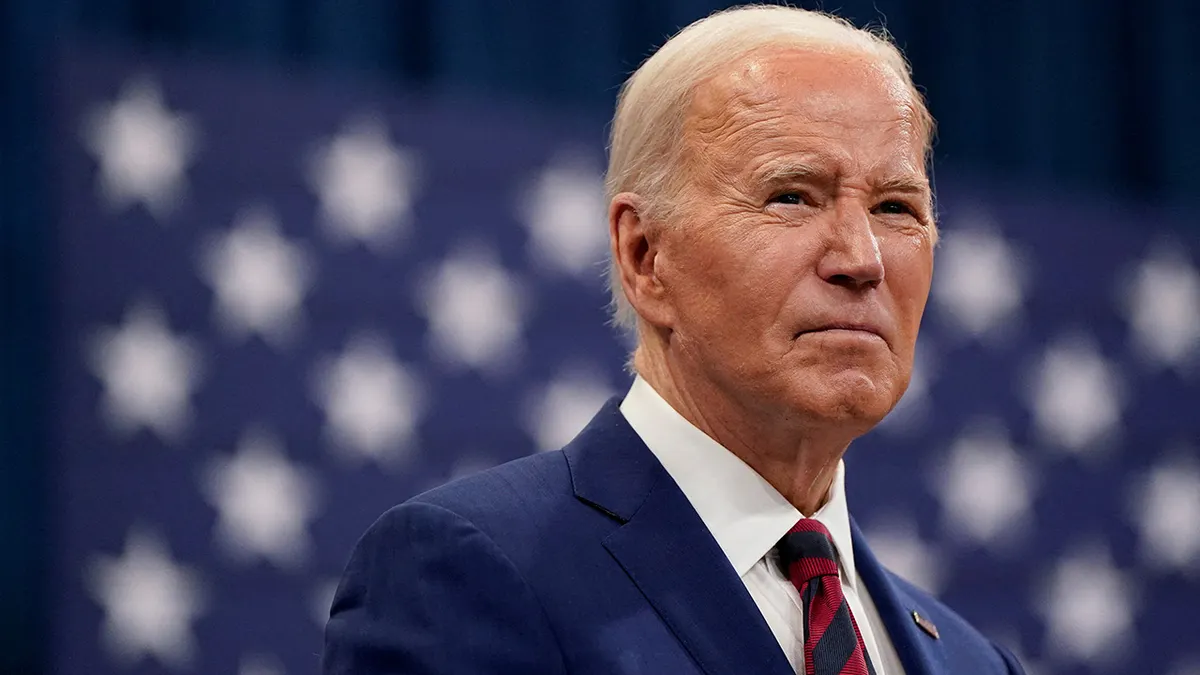 Tadašnji predsjednik Joe Biden gleda tijekom posjeta društvenom centru Chavis u Raleighu u Sjevernoj Karolini