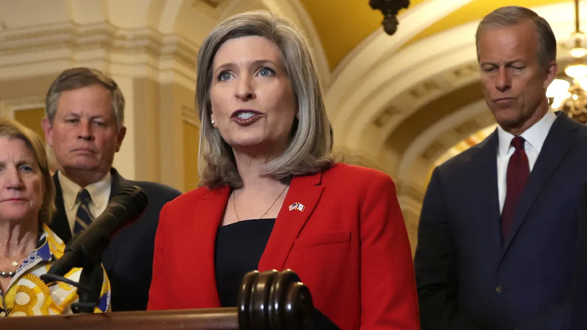 Sen. Joni Ernst govori tijekom konferencije za novinare