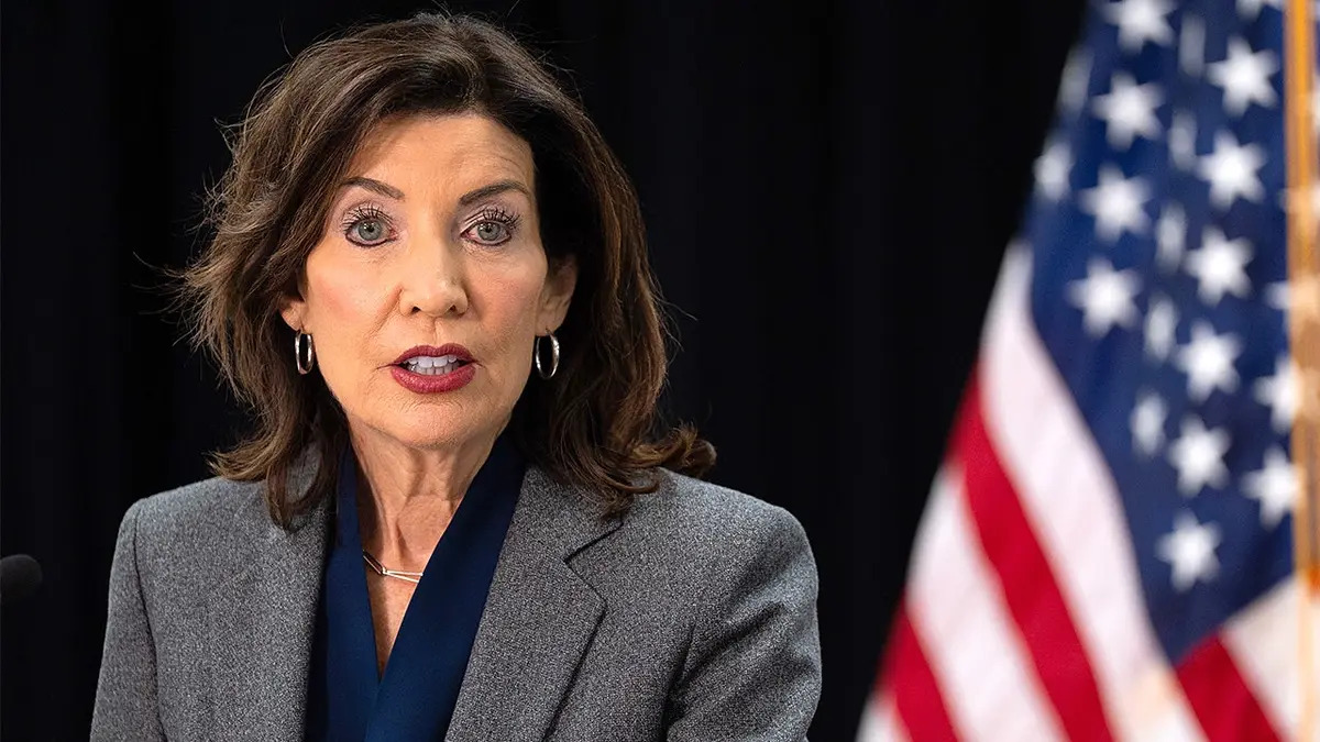 Guvernerka Kathy Hochul govori na konferenciji za novinare u New Yorku o programu skrbi za djecu.