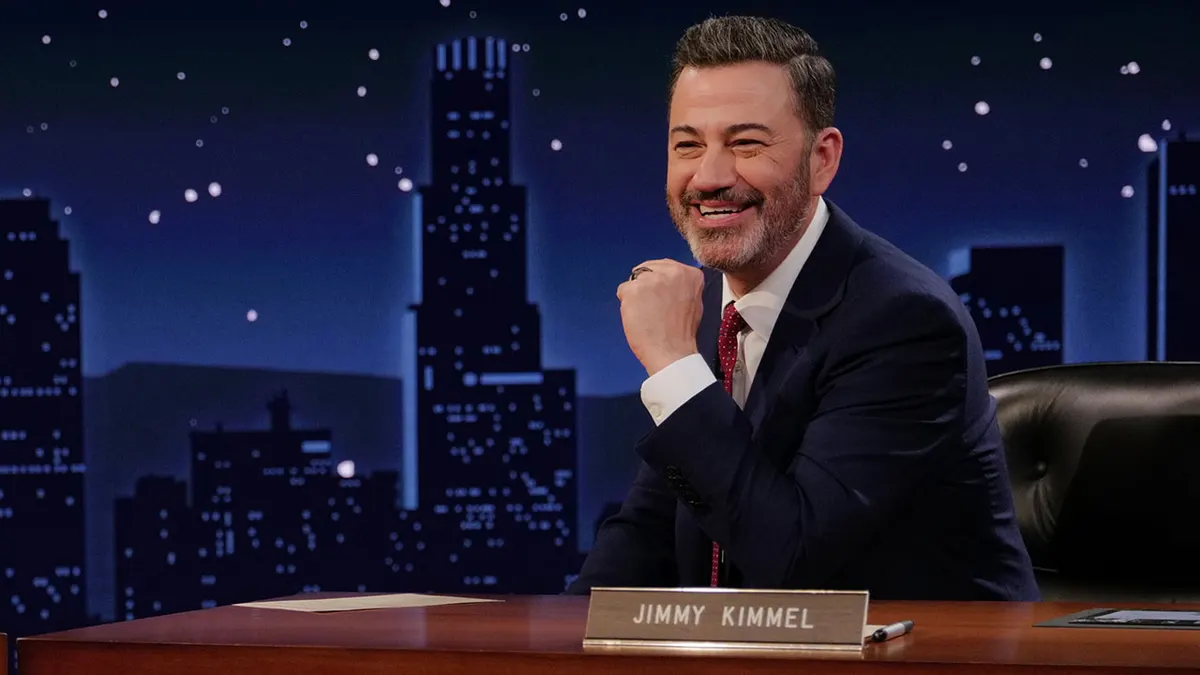 Jimmy Kimmel sjedi za stolom na setu svoje emisije