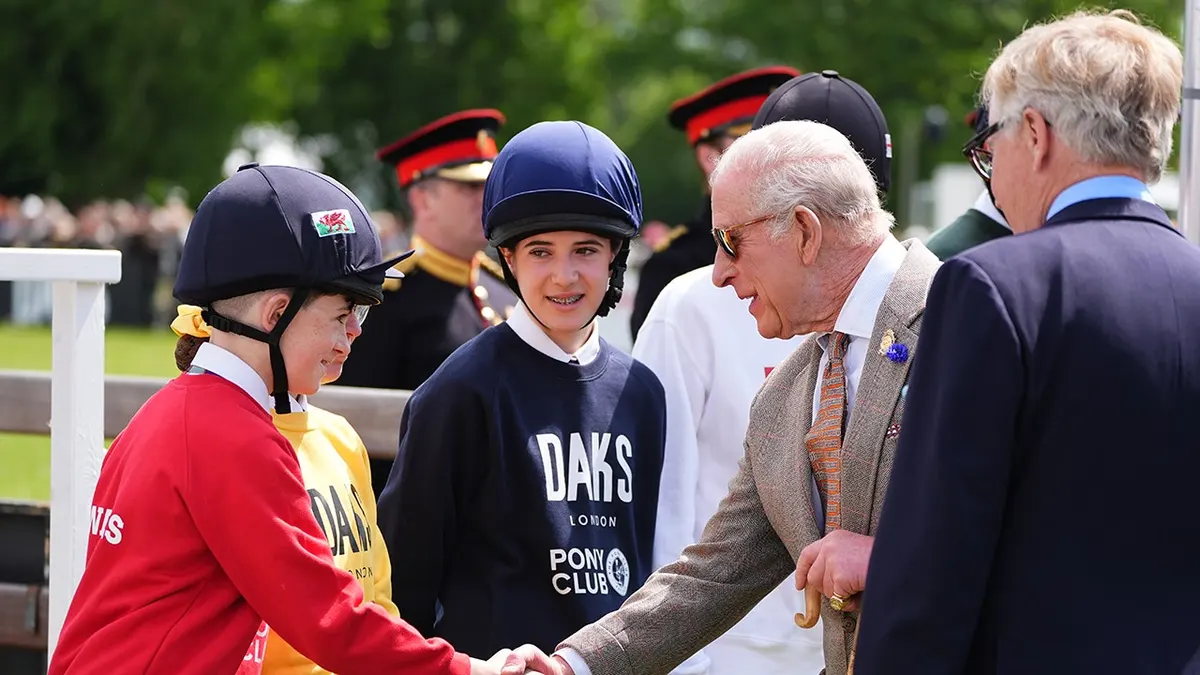 Kralj Charles III pozdravlja mlade jahače na Royal Windsor Horse Show u Windsoru, Berkshire