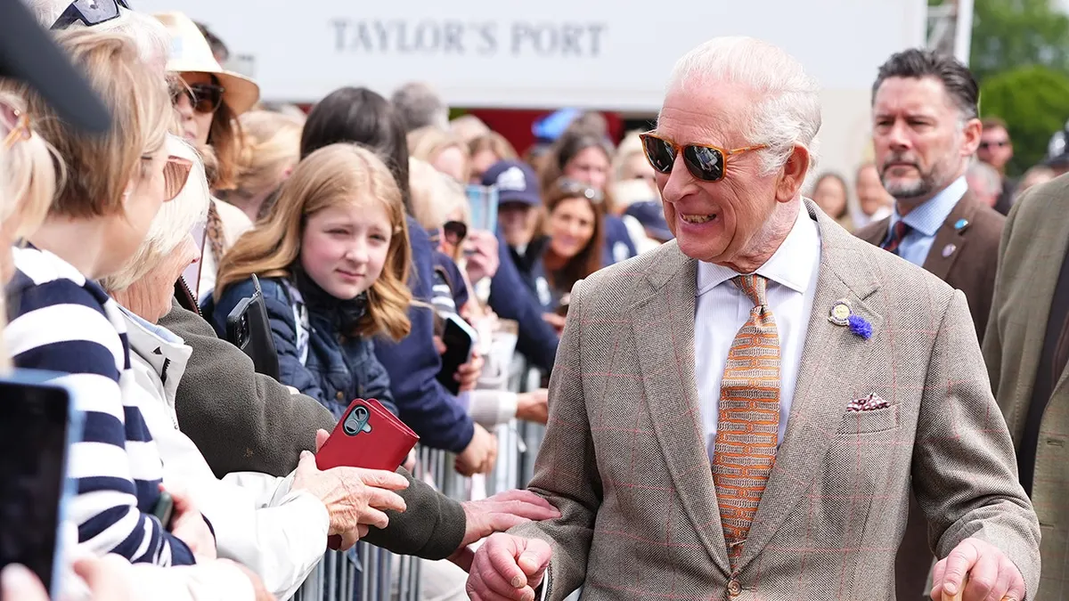Kralj Charles III pozdravlja dobronamjernike na Royal Windsor Horse Show u Windsoru