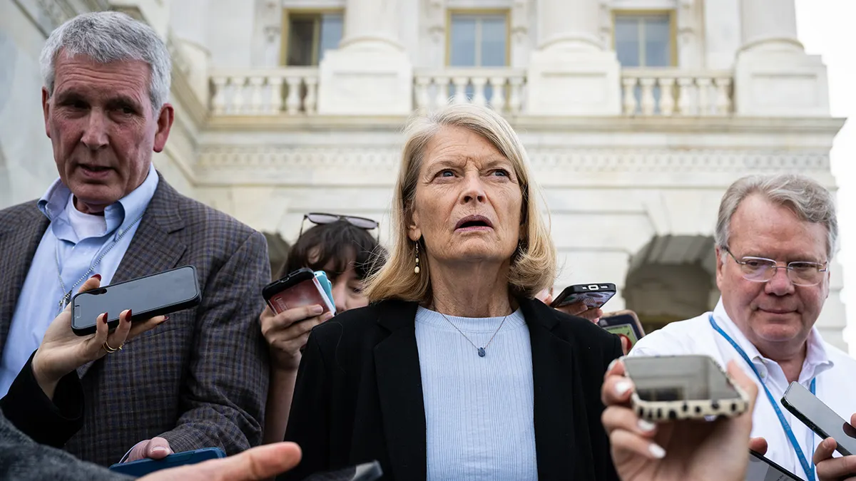Senatorica Lisa Murkowski razgovara s novinarima ispred američkog Kapitola u Washingtonu, DC