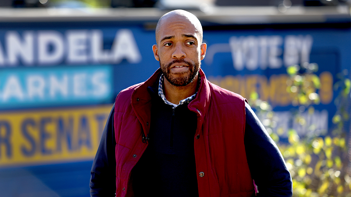 Kandidat za Senat Mandela Barnes napušta događaj predstavljanja platna u Glendaleu, Wisconsin