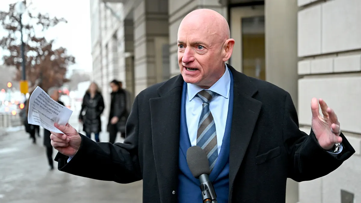 Sen. Mark Kelly razgovara s medijima ispred saveznog suda u Washingtonu DC