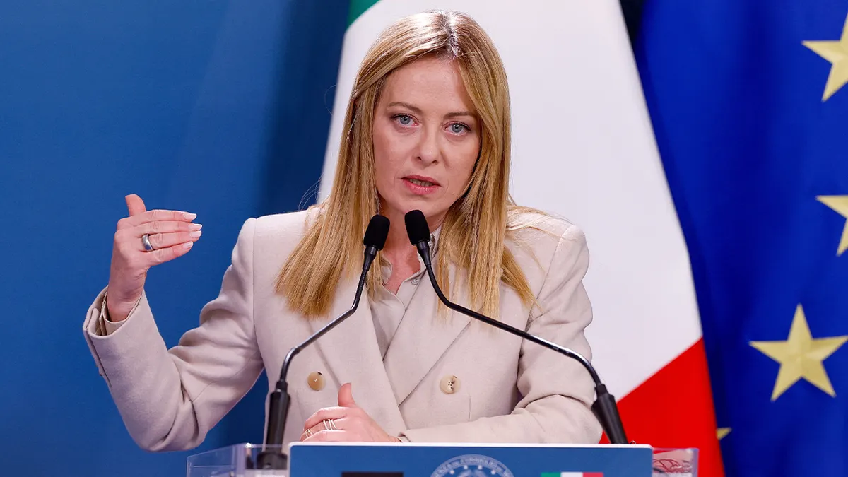 Talijanska premijerka Giorgia Meloni govori za govornicom tijekom vladinih konzultacija u Rimu