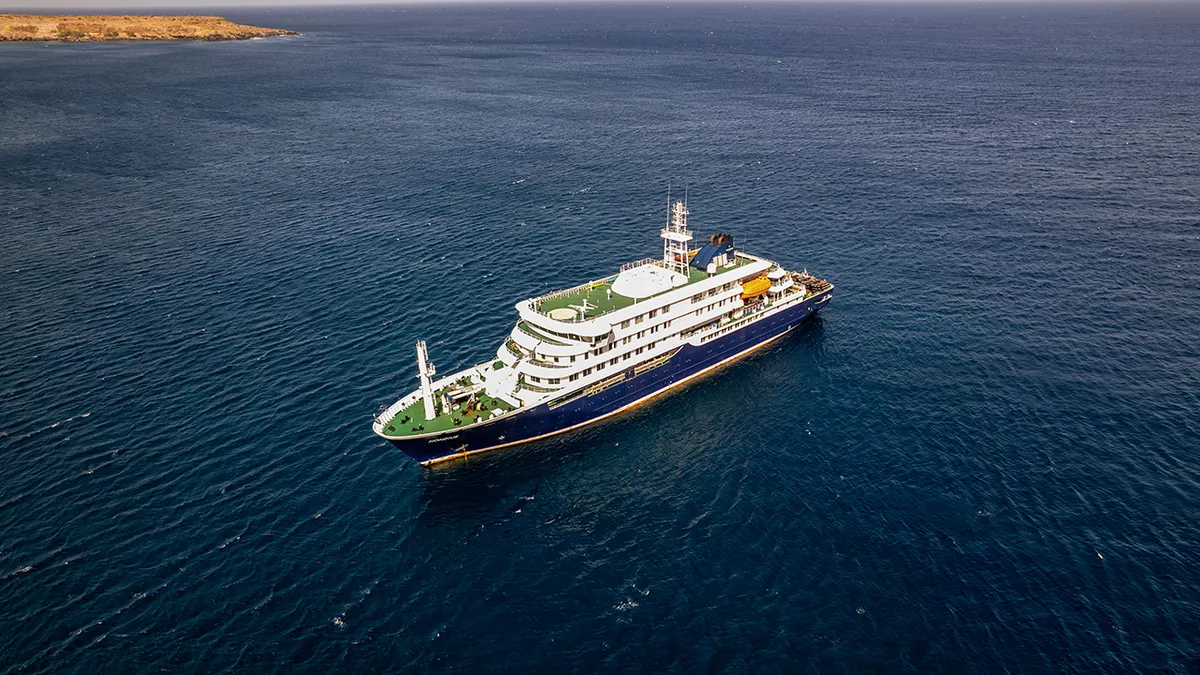 Brod za krstarenje MV Hondius stoji ispred luke Praia u Cape Verdeu.