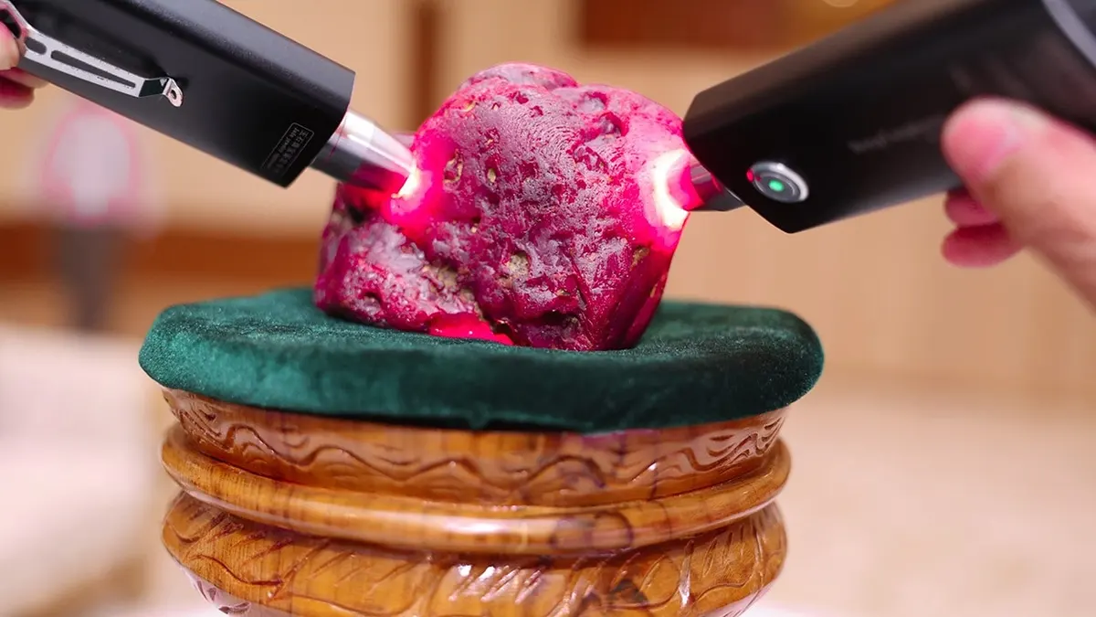 Dužnosnici Mjanmara pregledavaju novootkriveni rubin u uredu predsjednika u Naypyitawu