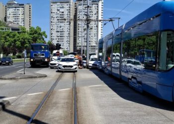 Drama u Zagrebu, sudarili se tramvaj i policija, dio prometa prekinut