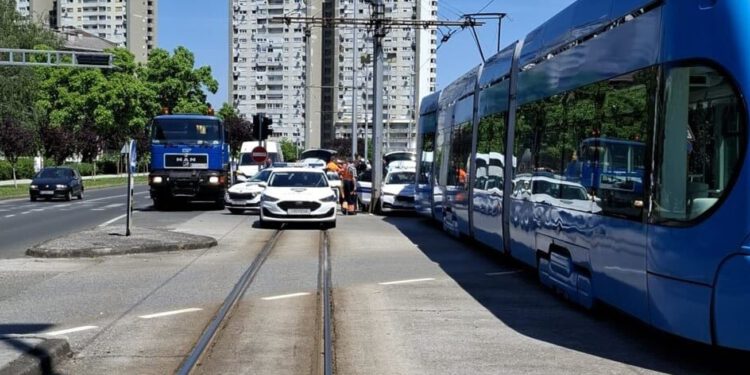 Drama u Zagrebu, sudarili se tramvaj i policija, dio prometa prekinut