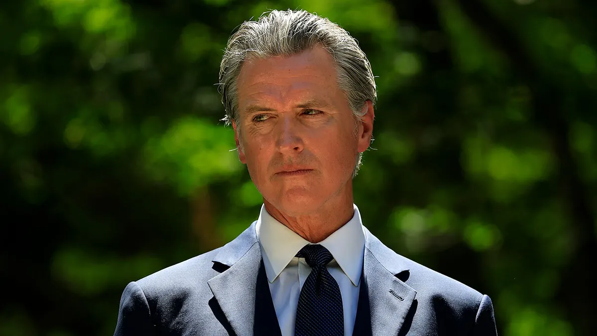Guverner Kalifornije Gavin Newsom gleda tijekom konferencije za novinare s teksaškim zakonodavcima
