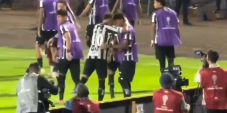 njih dvoje se grle nakon gola