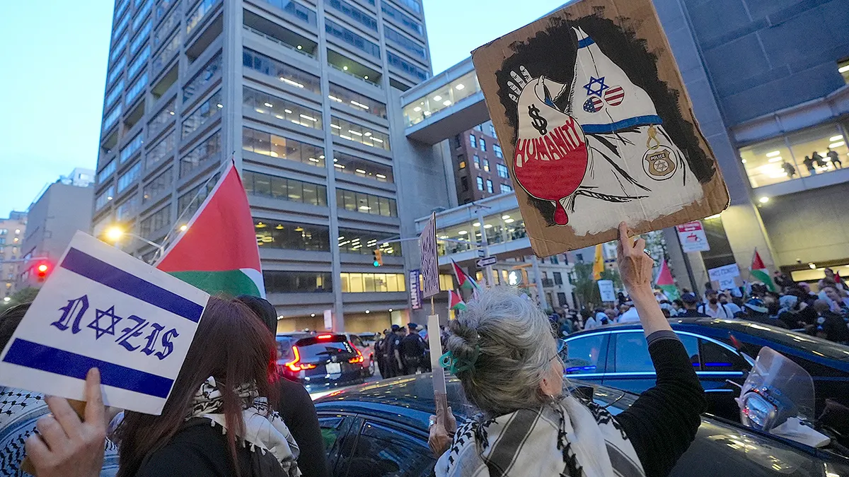 Pro-Palestinci prosvjeduju ispred Park East sinagoge na Manhattanu