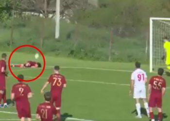 ozlijeđen na zemlji odbija loptu i postiže autogol: