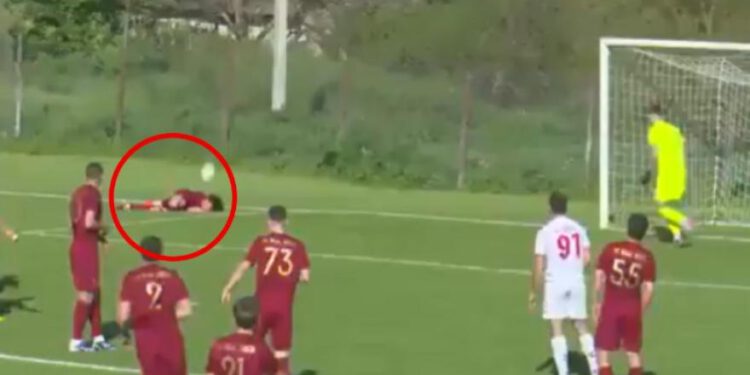 ozlijeđen na zemlji odbija loptu i postiže autogol: