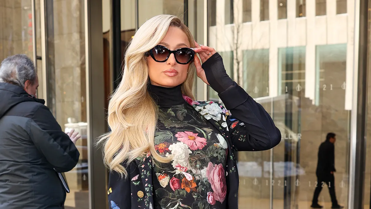 Paris Hilton sa sunčanim naočalama i blještavom haljinom u New Yorku