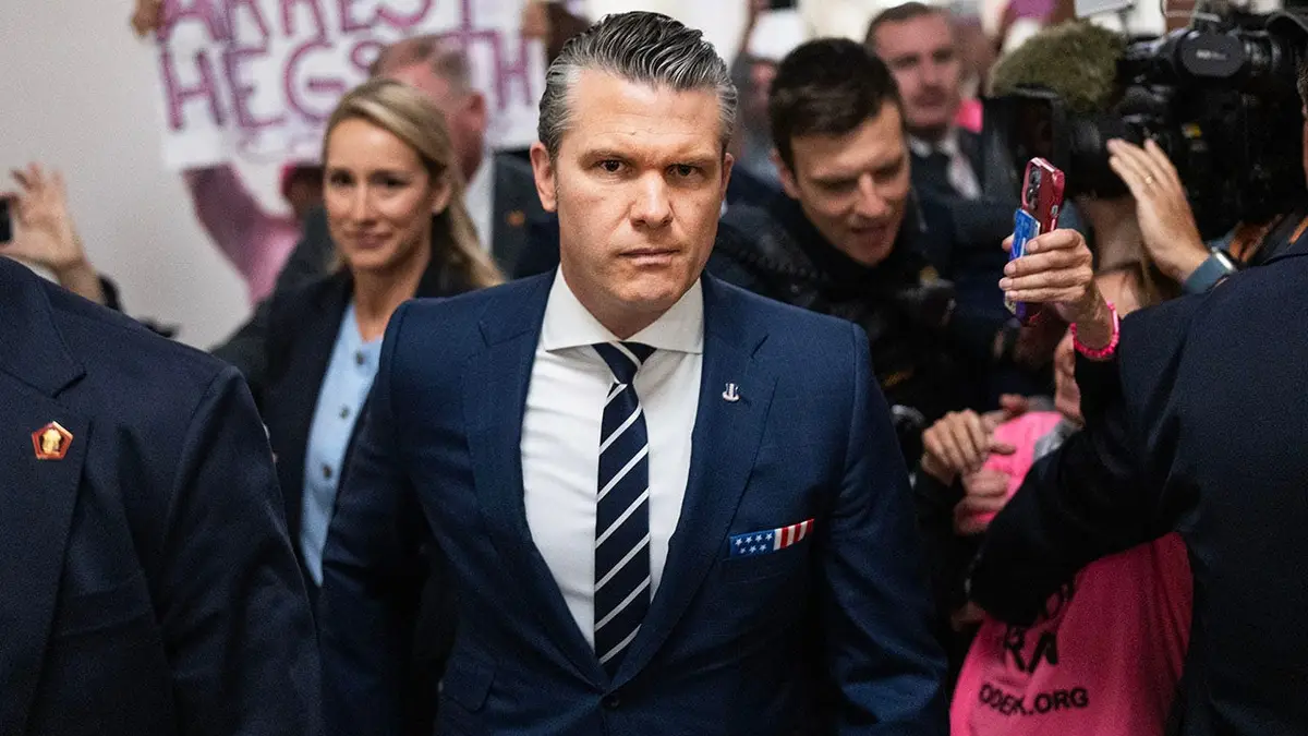 Ministar obrane Pete Hegseth i njegova supruga Jennifer dolaze na kongresno saslušanje